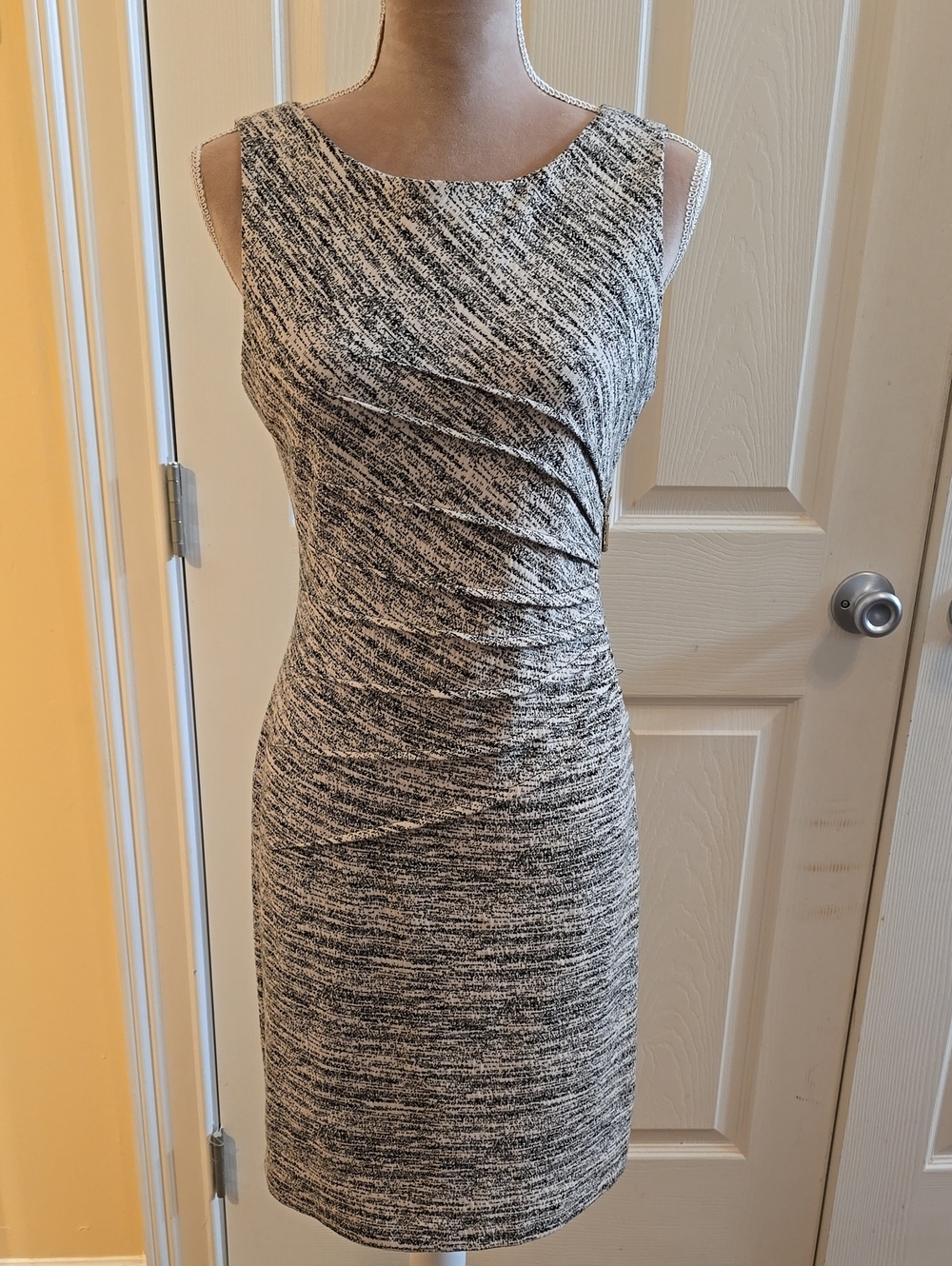 Ivanka Trump Size 8. Black and White Sleeveless Sheath Dress